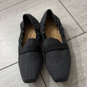 Clarks ladies Gray Houndstooth Slip-On Loafers..size 9M
New
